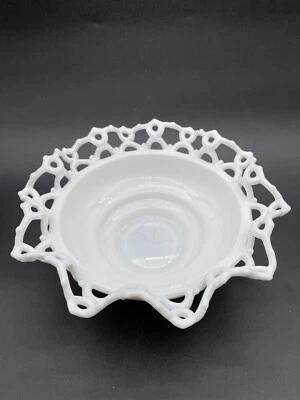 ANTIGUO PLATO DE CARAMELO DE VIDRIO DE LECHE CON BORDE DE ENCAJE ATTERBURY con volantes prensados calados Foto 1 de 4