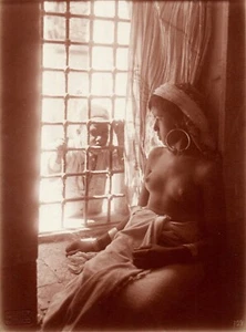 Tunisienne à la fenêtre par LENHERT & LANDROCK Tirage argentique circa 1905 - Imagen 1 de 3