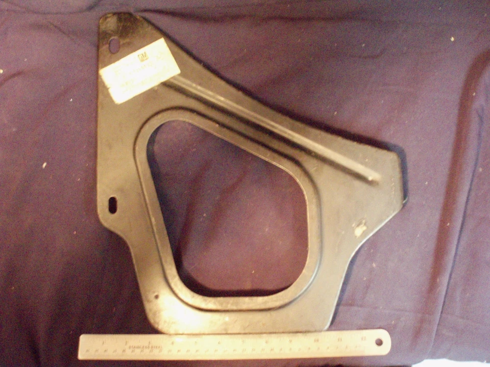 Soporte de radiador Buick Wildcat 1965-66 para soporte de refuerzo exterior de guardabarros NOS Foto 1 de 4