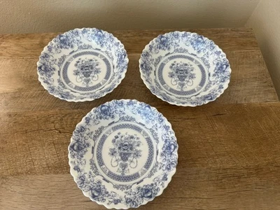 Arcopal Francia Honrando Vintage Cupé Sopa Cupé Azul y Blanco Floral Juego De 3 Foto 1 de 4