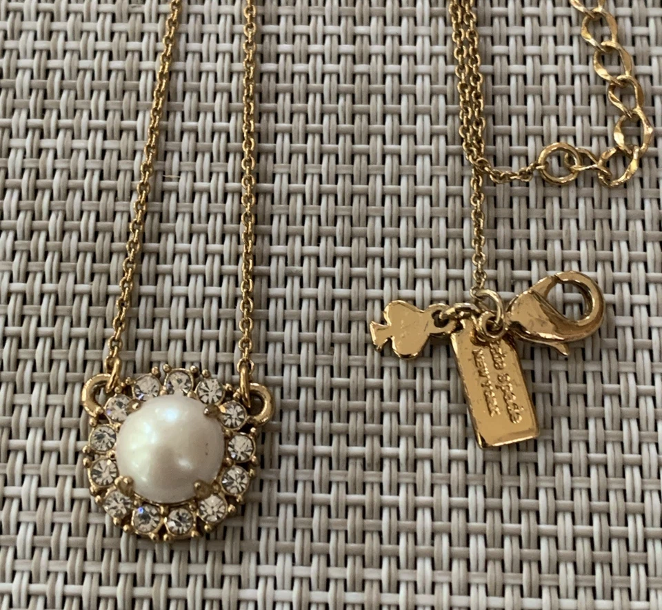 "Collar Kate Spade Nueva York imitación perla circonita cúbica halo tono dorado cadena colgante 14""-17""" Foto 1 de 4