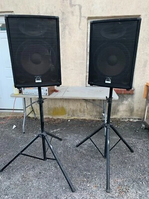 Altavoces de teatro Wharfedale Pro SVP 15 Series PA DJ Club Stage con soportes Pyle Foto 1 de 4