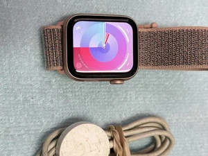 Apple Watch Series 4 40mm rose gold Aluminum Case Sport Band (GPS+ cellular) - Photo 1 sur 5