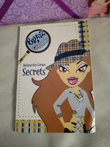 Bratz Mystery Novel Clued In - Behind The Scenes - Imagen 1 de 3