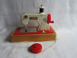 Alte Kindernähmaschine Regina aus Eisenblech auf Holzsockel - Bild 1 von 7