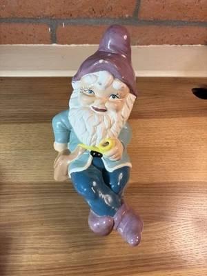 Estatua de gnomo elfo de jardín sentado de cerámica vintage, azul y púrpura, 11" Foto 1 de 4