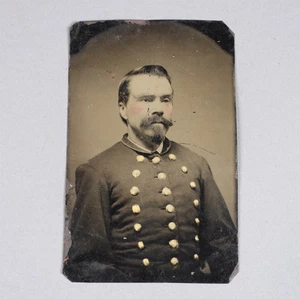 Antigua fotografía tipo tinte soldado de la Guerra Civil de la década de 1860 con tres filas de botones - Imagen 1 de 4
