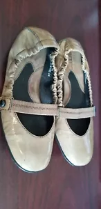BORN Tan Patent Leather Comfort Mary Jane Flats Shoes 7 - Foto 1 di 7