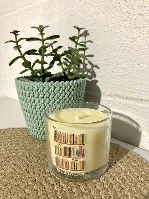 Booktrovert 8 oz frasco de vidro de soja livro de velas ideia de presente perfumado: biblioteca encantada  - Imagem 1 de 2