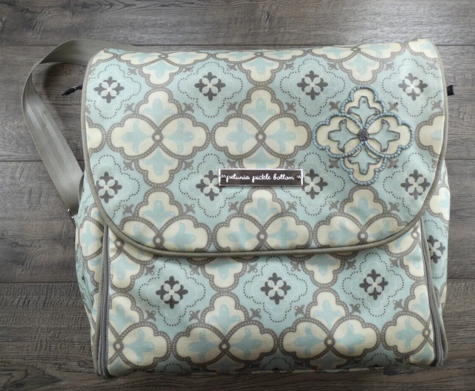 Mochila para fraldas Baby Petunia Pickle Bottom classicamente azul e cinza - Imagem 1 de 4