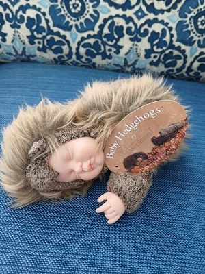 NUEVO CON ETIQUETAS Anne Geddes Baby Hedgehog Sleeping Baby Doll Peluche 9" Vinilo De Colección 1999 Foto 1 de 3