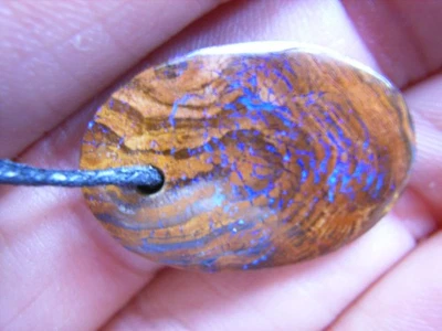 Opalisiertes HOLZ mit blauem EDELOPAL aus Australien gebohrt am Band - Bild 1 von 4