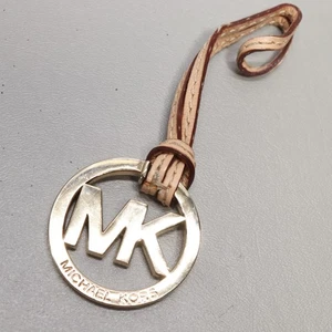 Michael Kors MK Logo Dije FOB Cappucino Safiano Correa de Cuero Tono Dorado Repujado - Imagen 1 de 5