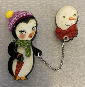 Pingüino festivo con broche globo de LaliBlue Holiday Chatelaine prendedores encadenados - Imagen 1 de 5