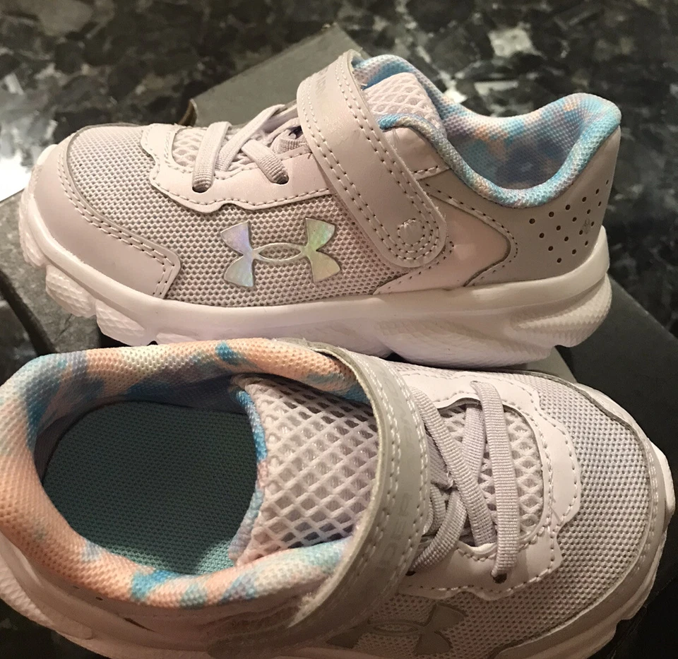Under Armour GINF Assert 9 SKY Niñas Pequeñas Zapatos para Correr Talla 7K Nuevos en Caja Foto 1 de 4