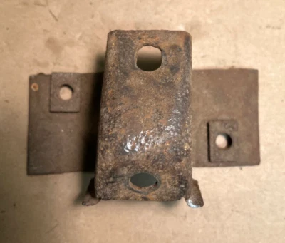 Parachoques trasero Ford Mustang 1964 1/2 1965 1966 soporte de montaje R o LH fabricante de equipos originales usado Foto 1 de 2