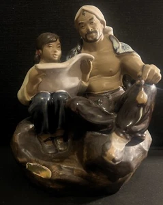 60er Jahre Vintage Chinesische Shiwan Steinzeug "Vater und Kind lesen" Figur Statue - Bild 1 von 8