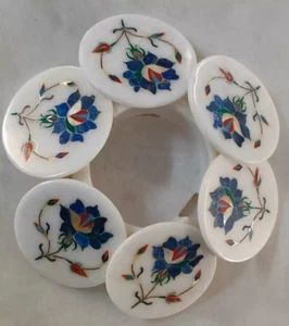 Juego de posavasos redondos de mármol blanco de 4" con soporte decoración de marquetería con incrustaciones florales de lapislázuli - Imagen 1 de 6