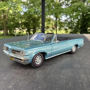 ERTL scala 1/12 pressofuso 1964 Pontiac GTO convertibile blu - Foto 1 di 24
