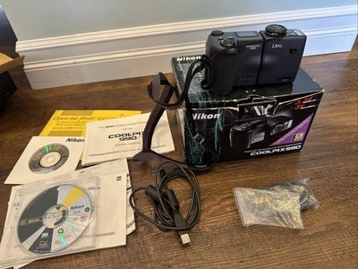 Nikon Coolpix 990 3.2mp Vintage Digital Camera - Excellent Condition with EXTRAS - Image 1 of 4