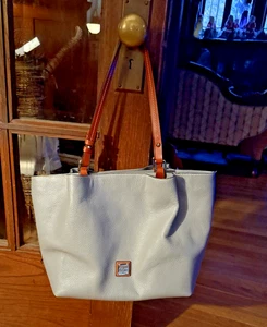 Dooney & Bourke Flynn Tasche/Geldbörse grau Kieselleder groß - Bild 1 von 10