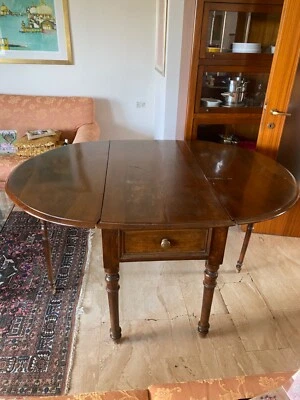 tavolo ovale in noce con bandelle - Immagine 1 di 4