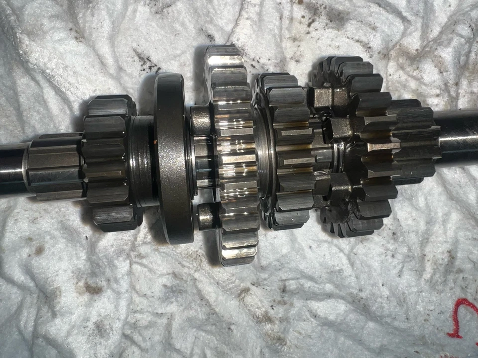 KAWASAKI KLF400 BAYOU 93-99 TRANSMISSION INPUT+OUTPUT ASSY 13127-1211 13128-1185 - Image 1 of 4