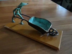 Escultura artística de metal cobre de mediados de siglo con temática asiática sobre base de madera KVLO - Imagen 1 de 13