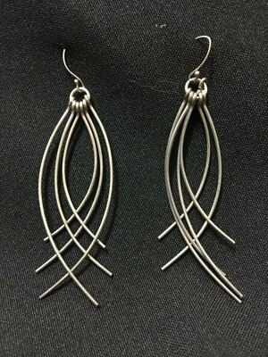 Pendientes colgantes de alambre con aspecto de pluma en tono plata Foto 1 de 2