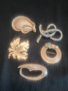 VINTAGE LOT OF 5  BROOCHES/PINS ALL GOLD TONE UNSIGNED  - Picture 1 of 6
