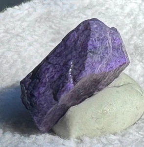 SUGILITE GEMA ÁSPERA SUDAFRICA RICA INCREÍBLE PÚRPURA! - Imagen 1 de 12