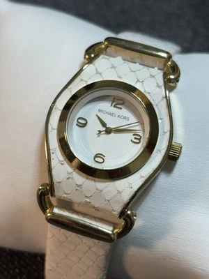 Reloj Michael Kors Mujer Tono Dorado Correa Cuero Blanco, Piezas Suizas Mk2136 Nuevo Bate Foto 1 de 4