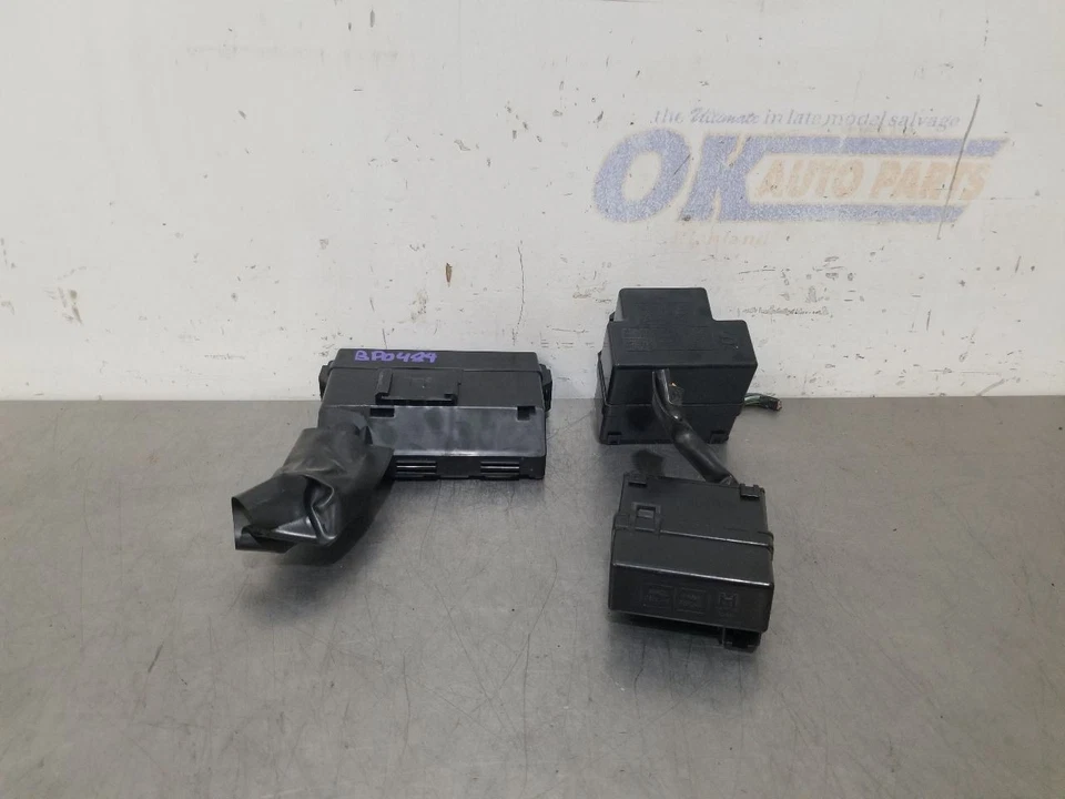 Nissan 370Z Nismo 2016 16 3,7 L bahía de motor caja de fusibles juego de caja de relé Foto 1 de 4