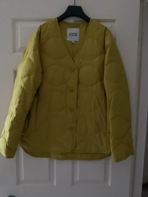 Chaqueta acolchada COS para mujer, talla M, mostaza, usada. Foto 1 de 4