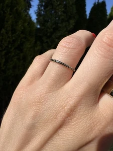 Banda de media eternidad con susurro de diamantes negros de 14 k para joyería fina de médula - Imagen 1 de 8