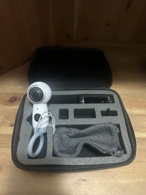 Videocamera Samsung Gear 360 - Sm-r210 4K con scheda memoria e accessori - Immagine 1 di 4