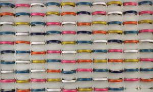Venta al por mayor lotes de anillos de acero inoxidable de oro P de esmalte para mujer y dama 32 piezas - Imagen 1 de 10