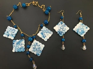 BLAU & WEISS BLUMENABDRUCK FLIESE QUADRATISCHE OHRRINGE UND HALSKETTE SCHMUCKSET - Bild 1 von 15