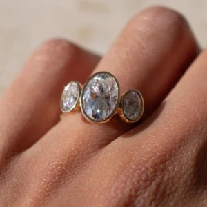 Anillo de moissanita de tres piedras de corte ovalado de 2 quilates de regalo de oro amarillo macizo de 14 quilates - Imagen 1 de 3