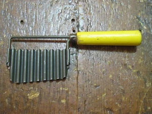 VTG POTATO VEGETABLE CRINKLE CUTTER SLICER YELLOW WOOD HANDLE KITCHEN GADGET OLD - Picture 1 of 12