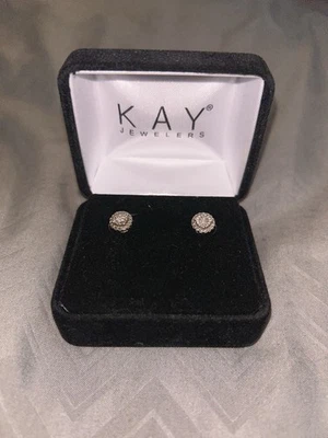 Kay Jewelers - Aretes de diamantes de plata de ley de 2,4 mm Foto 1 de 2