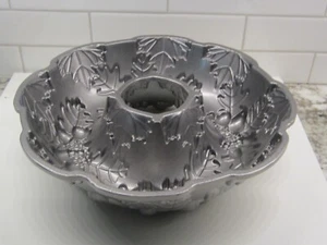 Nordic Ware USA Fall Harvest Bundt Cake Pan  10 Cups/2.4 Liters Leaves/Acorns - Picture 1 of 8