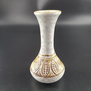 Jarrón de cerámica artesanal de gres estampado de maíz 5,5" blanco marrón - Imagen 1 de 4