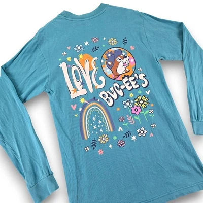 Camiseta Buc-ees Manga Larga Verde Azulado Estampado Gráfico Bucee's Beaver Rainbow Love Med Foto 1 de 4
