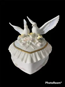 VTG HERITAGE HOUSE MUSIC BOX / DOVES,HEART, SYMBOLS OF LOVE YOU LIGHT UP MY LIFE - Picture 1 of 6