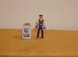 P&D Marsh OO Gauge Z42 Newspaper seller with stand PAINTED - Picture 1 of 1