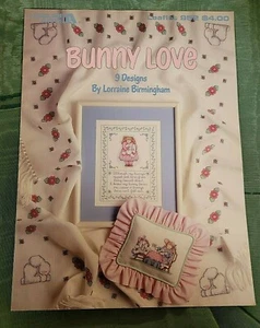 LORRAINE BIRMINGHAM BUNNY LOVE MUESTRA FLORAL PATRÓN PUNTO DE CRUZ ENVÍO GRATUITO - Imagen 1 de 2
