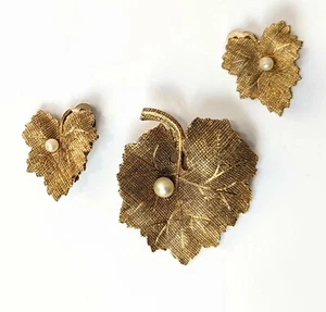 Vintage Designer Signed Ciner Brooch Pin and Clip On Earrings Faux Pearl Leaf - Picture 1 of 4