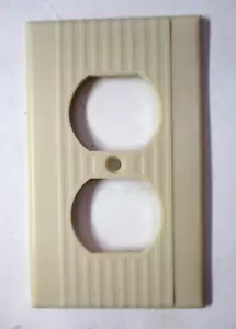 Leviton 1950s Ribbed Lines Ivory Bakelite Duplex Outlet Plate Wall Cover 1 MCM - Picture 1 of 5