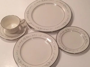 Noritake Porzellan 5-teiliges Gedeck Meliertes Muster 7548 Silber Weiß EUC - Bild 1 von 12